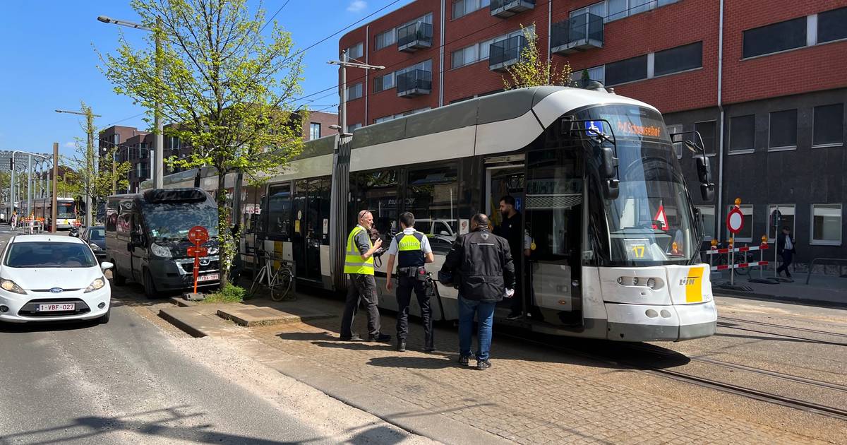 Botsing tussen tram en auto op SintBernardsesteenweg chauffeur