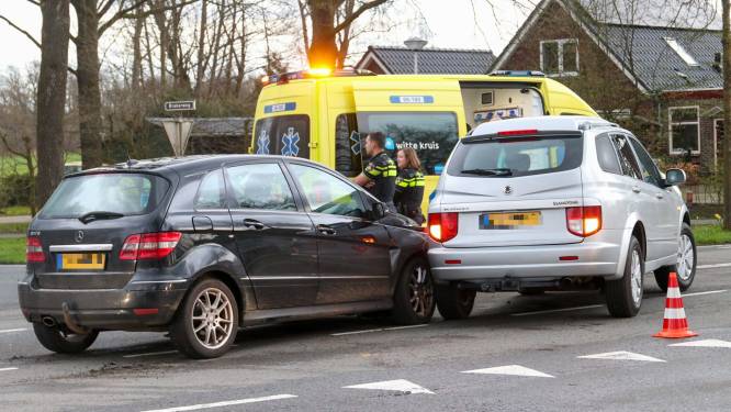 Auto's botsen hard op elkaar in Epe; bestuurder naar ziekenhuis