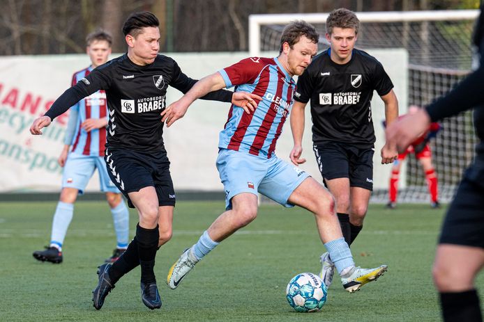 Stijn van der Weerd, hier aan de bal, maakte zaterdag uit een strafschop de 2-2 tegen Otterlo.