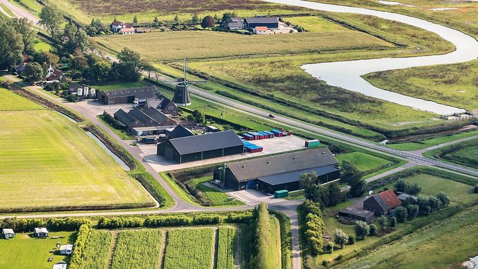 Firma Verhage uit Kerkwerve wil uitbreiden op hun eigen stuk grond, aan de andere kant van de slootjes.