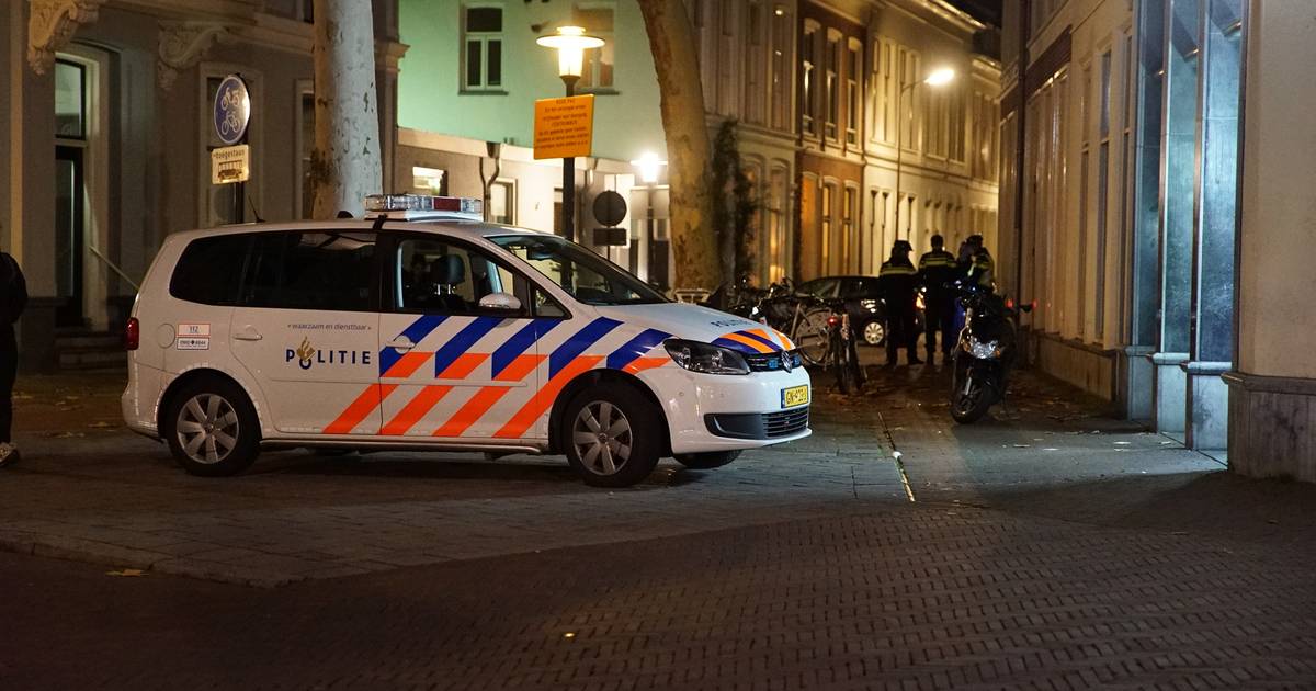 Deventer politiebiker gewond bij aanrijding.