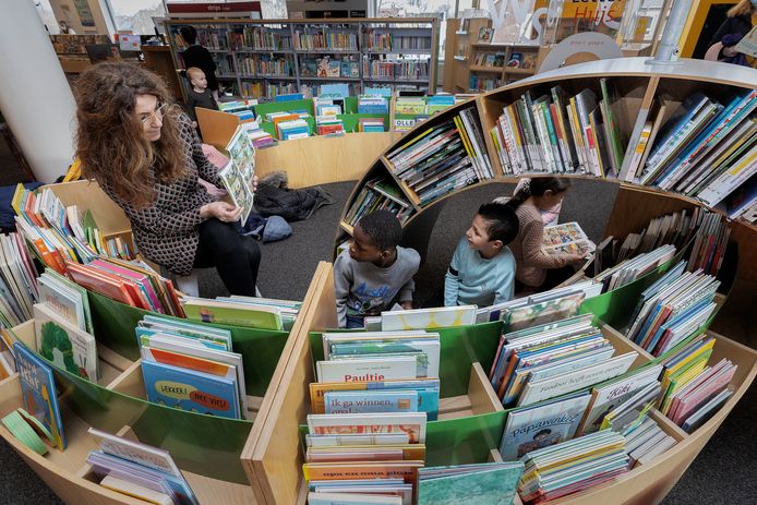 Schoolschrijver Anja Vereijken laat leerlingen van basisschool De Vuurvogel in Helmond een boekenspeurtocht houden door de bibliotheek.
