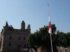 Vlag halfstok in Doornenburg, ‘Het kasteel van Floris’, na overlijden Rutger Hauer