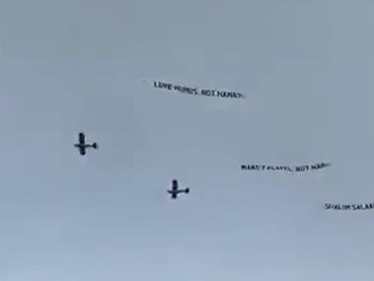 Vliegtuig met boodschap boven pro-Palestijns protest