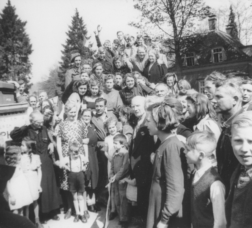 Bevrijdingsfeest in de Diepesteeg in De Steeg in april 1945.