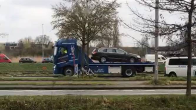 Verschillende wagens getakeld die langs parcours van de Marathon van Gent stonden 