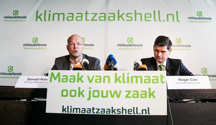 Directeur Donald Pols van Milieudefensie en advocaat Roger Cox kondigen in 2018 hun klimaatrechtszaak tegen Shell aan