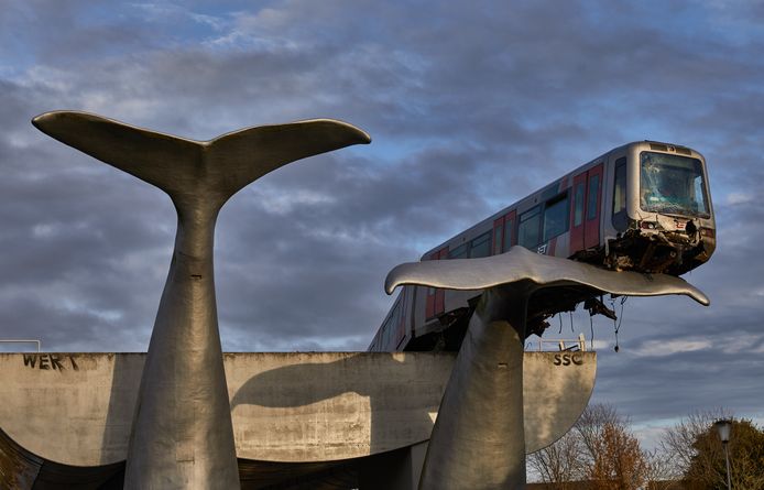 De metro die in november bij station De Akkers in Spijkenisse door een stootblok heen schoot, bleef hangen op een kunstwerk van walvisstaarten.