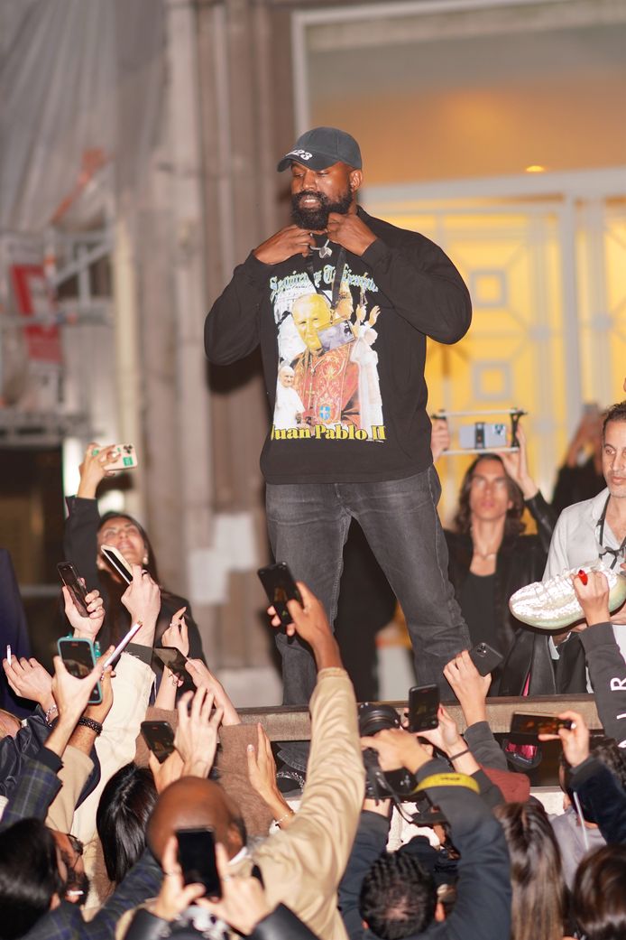 Ye met zijn omstreden t-shirt tijdens de Paris Fashion Week