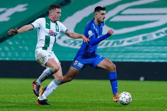 Broja (r) namens Vitesse in duel met Dammers van FC Groningen.