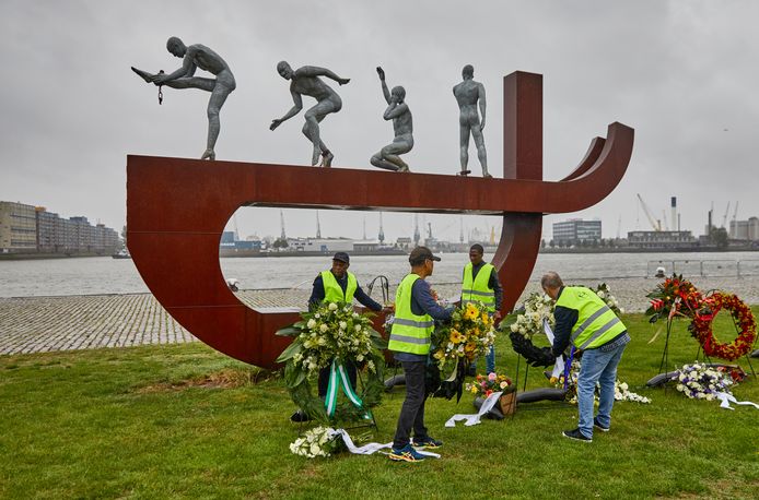 De herdenking van Ketikoti bij het slavernijmonument  op de Lloydpier in Rotterdam.