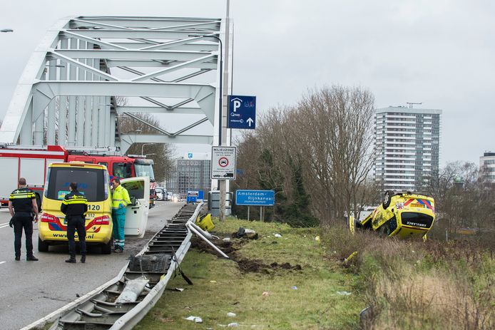 De ambulance ligt in de berm naast de Meernbrug.