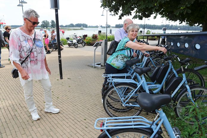 Steeds meer mensen weten de elektrische en gewone fietsen te vinden die Buiten de Waterpoort staan.
