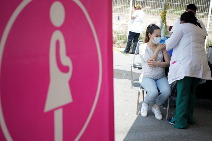 Une femme enceinte se fait vacciner.
