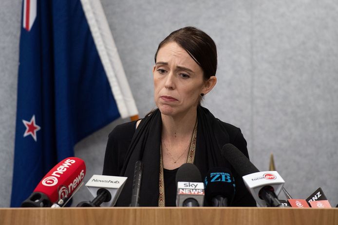 De Nieuw-Zeelandse premier Jacinda Adern staat de pers te woord.