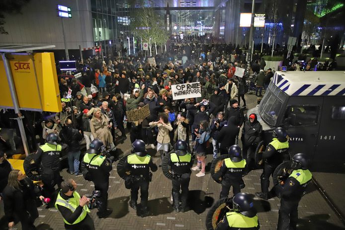 Tijdens de persconferentie werd er opnieuw gedemonstreerd op de Turfmarkt in Den Haag.