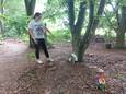 Eline Kanters wijst op een hoop wc-papier dat door de poepvandalen in het kabouterbos in Erp is achtergelaten.