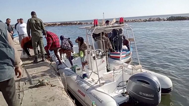 De Tunesische kustwacht wist 98 migranten te redden. Beeld REUTERS