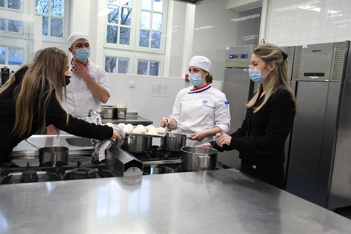In de keuken van de Middelbare Horeca School van het Koning Willem I College wordt z'n best 'gebakken en gebraden'.