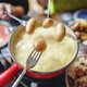 Kaasfondue of lasagne? Dít comfort food past bij je sterrenbeeld