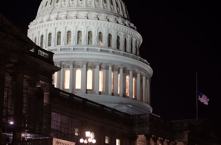 Congresleden op Capitol Hill vergaderden tot vrijdagavond, maar slaagden er niet in een begrotingsakkoord te bereiken. Beeld AFP