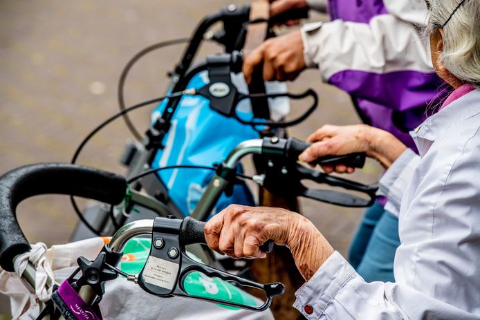 Het boek 'Ouderen zijn de schuldige' kent meer hoofdstukken: Zorgkosten lopen uit de hand, want senioren worden te oud.