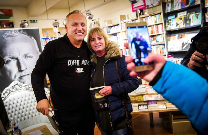 Gordon signeert zijn boek met de titel Gordon, biografie van een entertainer in een boekhandel in de buurt waar hij is opgegroeid.