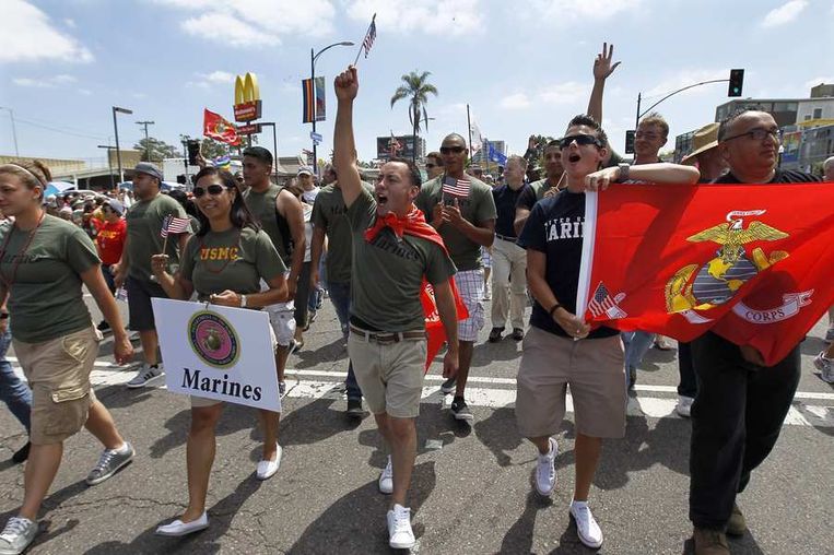 Amerikaanse militairen doen voor het eerst mee aan de Gay Pride in San Diego, Californië, 16 juli 2011. Vanaf vandaag kunnen homoseksuele militairen openlijk voor hun geaardheid uitkomen. Beeld reuters