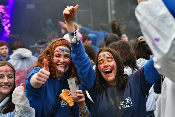 In Roeselare vierden ze de 50 dagen in plaats van de 100 dagen. De jongeren gingen vanaf 6u 's morgens uit de bol op het Polenplein.