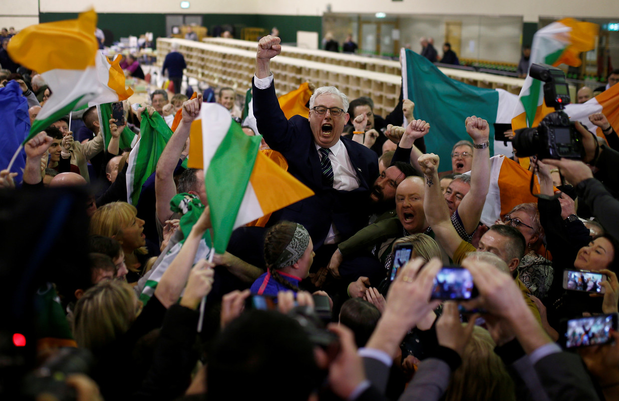 Sinn Féin-aanhangers nemen een kandidaat op de schouders in een stembureau in Cork.  Beeld Reuters