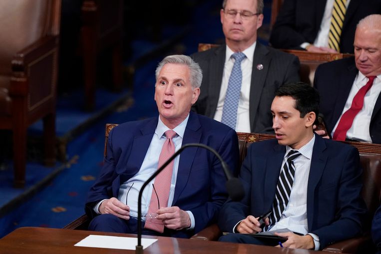 Kevin McCarthy, links in beeld, tijdens de stemmingen in het Huis van Afgevaardigden van afgelopen dinsdag. Beeld AP