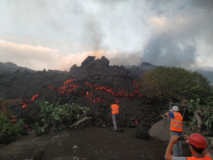 Le case sull'isola sono sepolte sotto roccia fusa.