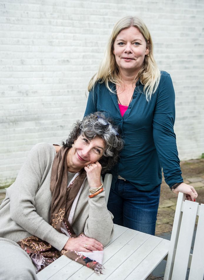 Sandra van Kolfschoten (r) en Esther Cohen maken huidhonger bij weduwen bespreekbaar.