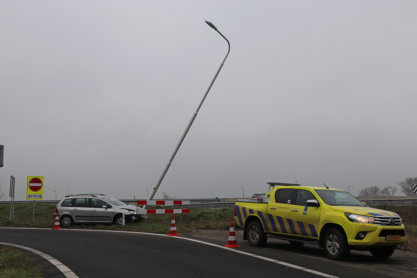 De auto is door een takelbedrijf van de afslag Waalwijk-Oost langs de A59 gehaald.