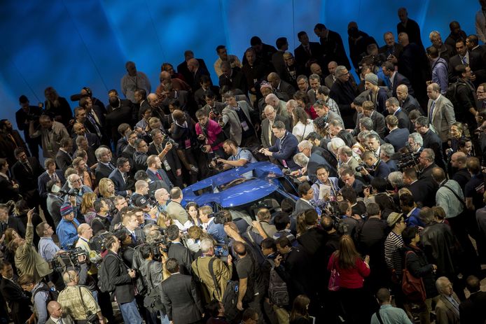 Journalisten verdringen zich in 2015 rond de zojuist onthulde, nieuwe Ford GT op de beursvloer van de internationale autoshow van Detroit.