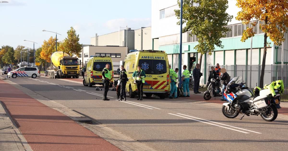 Botsing tussen motor en fietser in Veghel, traumaheli en drie ambulances rukken uit.