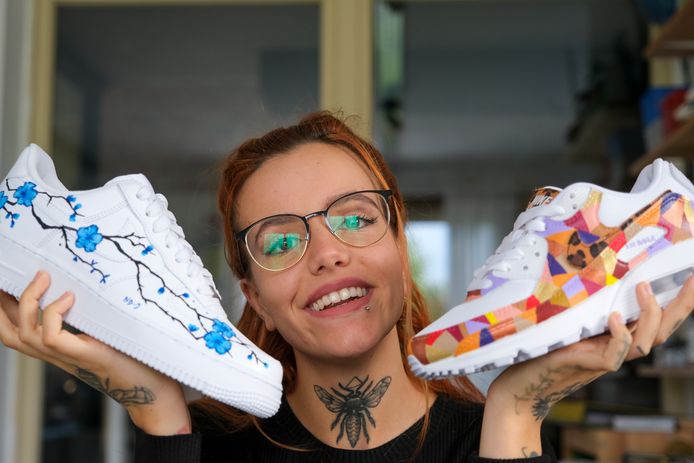 Nora 24 personaliseert je sneakers met de hand en tandenstokers