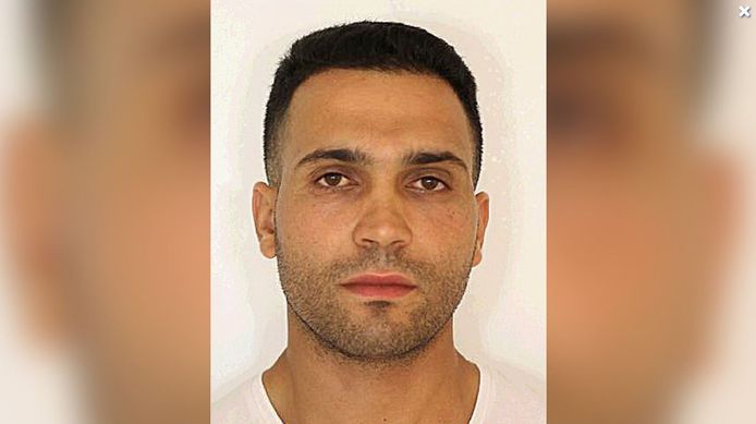 De vermoedelijke dader is van Marokkaanse afkomst, is waarschijnlijk 34 jaar oud en is bekend onder de naam Si Mohamed el Harrachi.
