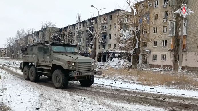 Un veicolo militare russo nella distrutta città ucraina di Avdiivka.