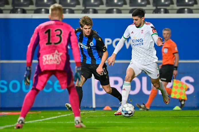 Cenk Özkacar in duel met Charles De Ketelaere tijdens het competitieduel tegen Club Brugge een week geleden.