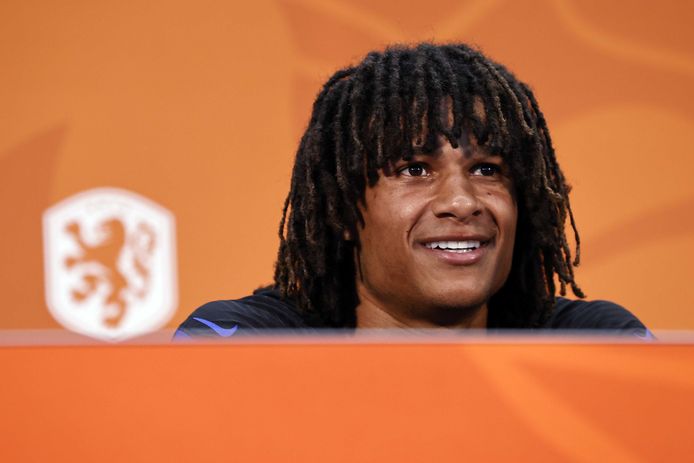 Nathan Aké de persconferentie van van het Nederlands elftal.