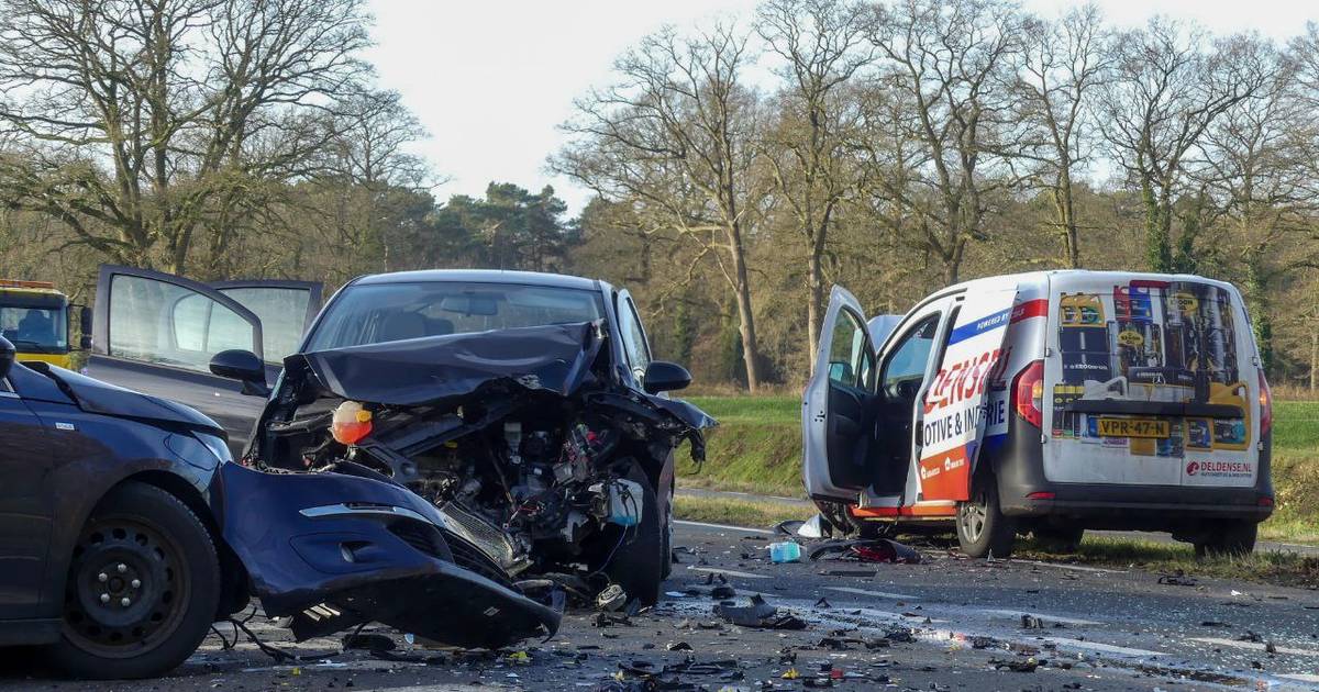 Ravage na zware aanrijding op de N739, weg tussen Beckum en Haaksbergen dicht.