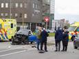 Van de voorkant van de 45 km-auto bleef weinig over.