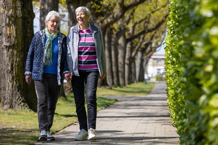 De zussen Gemmy (links) en Mary Hovers maken elke dag wel een wandelingetje in Waalwijk. ,,Alleen zou Mary verdwalen.”