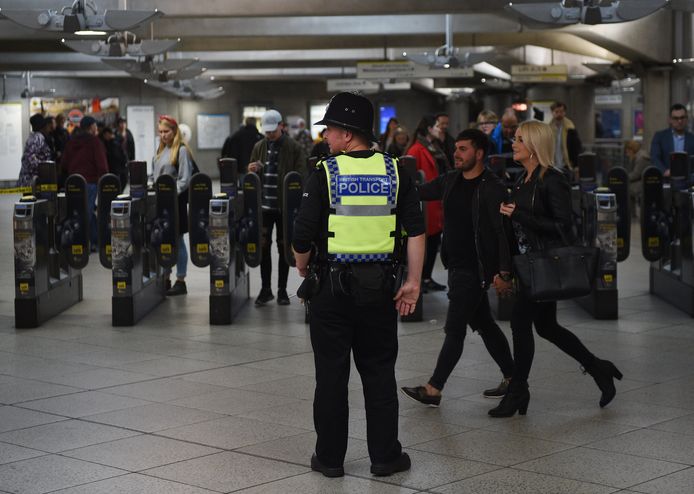 Politiepatrouille in de Londense metro nadat het terrorismeniveau in Groot Brittannië is verhoogd naar 'kritiek'na de terroristische aanslag in metrostation Parsons Green.