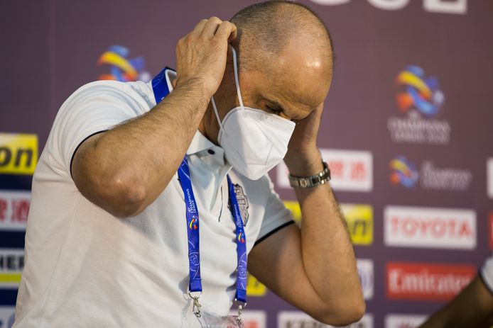 Buriram United-coach Bozidar Bandovic met een masker voor het duel met Shanghai SIPG.