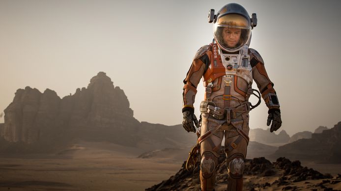 Beeld uit de film 'The Martian', waarin acteur Matt Damon vooral veel aardappelen kweekt om te overleven op Mars.