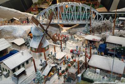 Een openluchttheatertje, moestuintje en kerstmarktje: Stephan houdt van modelbouw en dat is goed te 