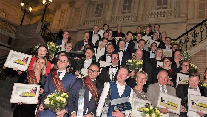 De winnaars van de Hospitality Awards verzamelen voor een groepsfoto.