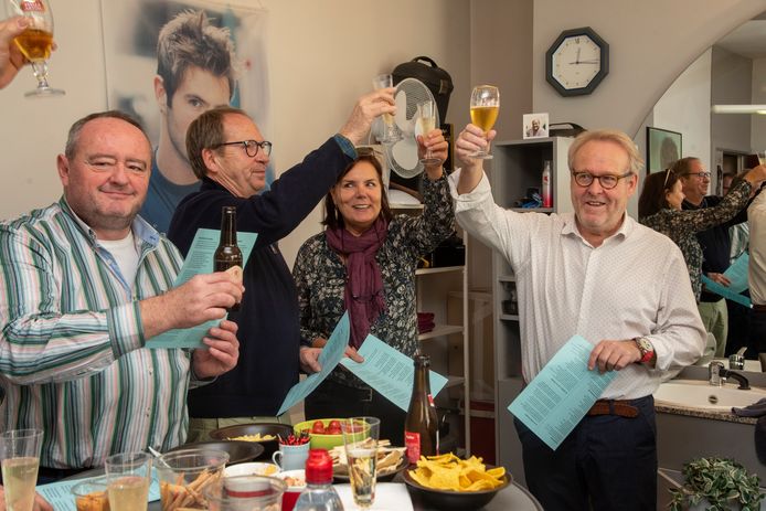 Kapper Wim Leirens stopt er na 46 jaar mee. Zijn trouwe klanten verrassen hem met een feestje.